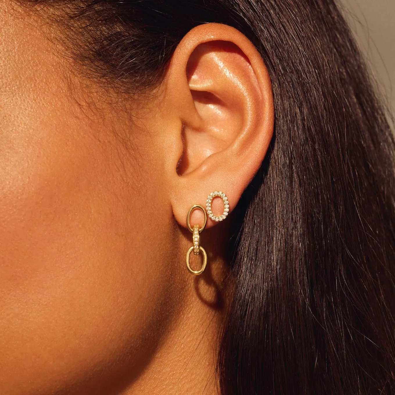 bibbiena_poppi_clara__ste_1-11.webp Bibbiena Poppi Clara 925 sterling zilver gold plated Oorhangers met zirkonia stenen