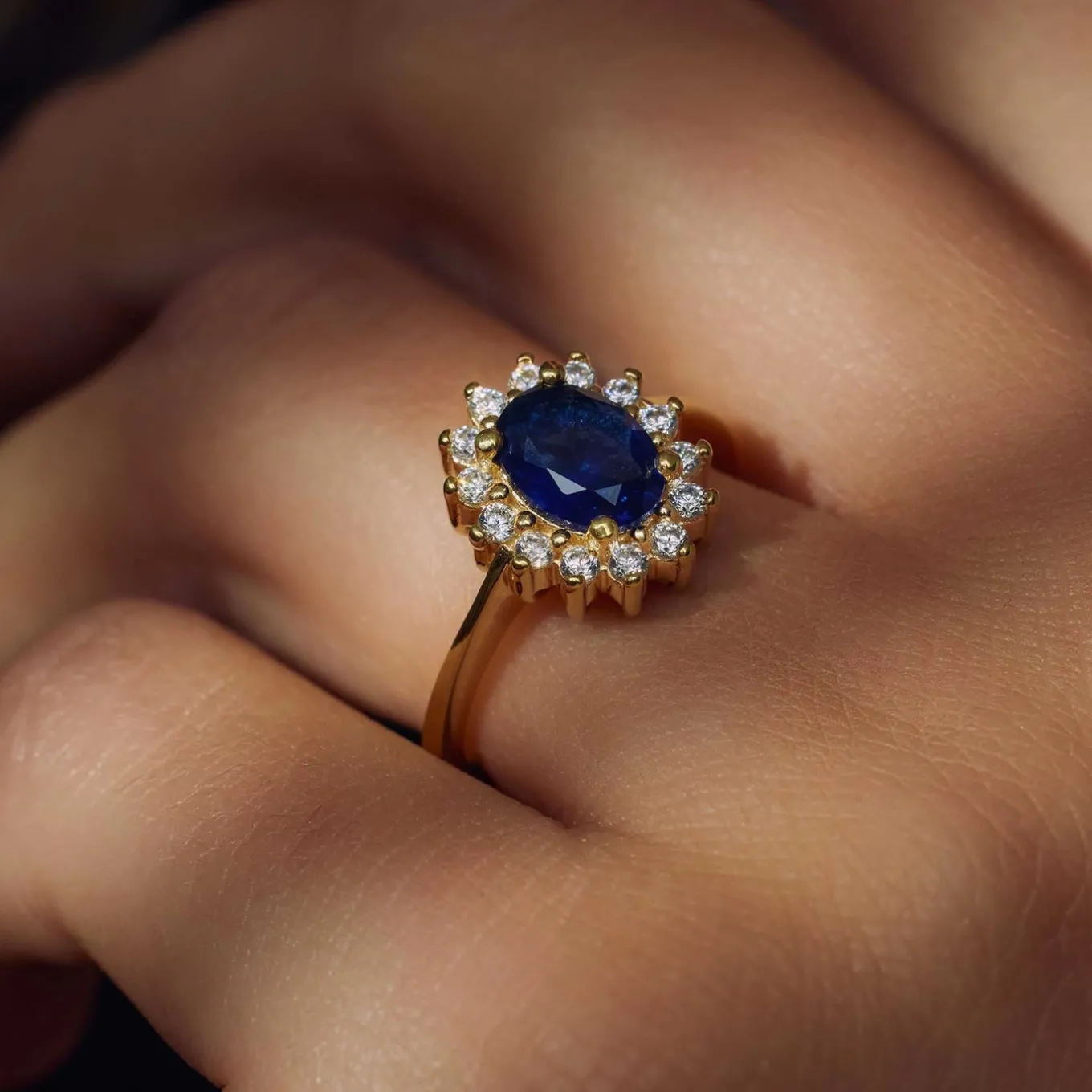 mia_colore_azure__sterlin_1-4.webp Mia Colore Azure 925 sterling zilver gold plated ring met blauwe zirkonia steen