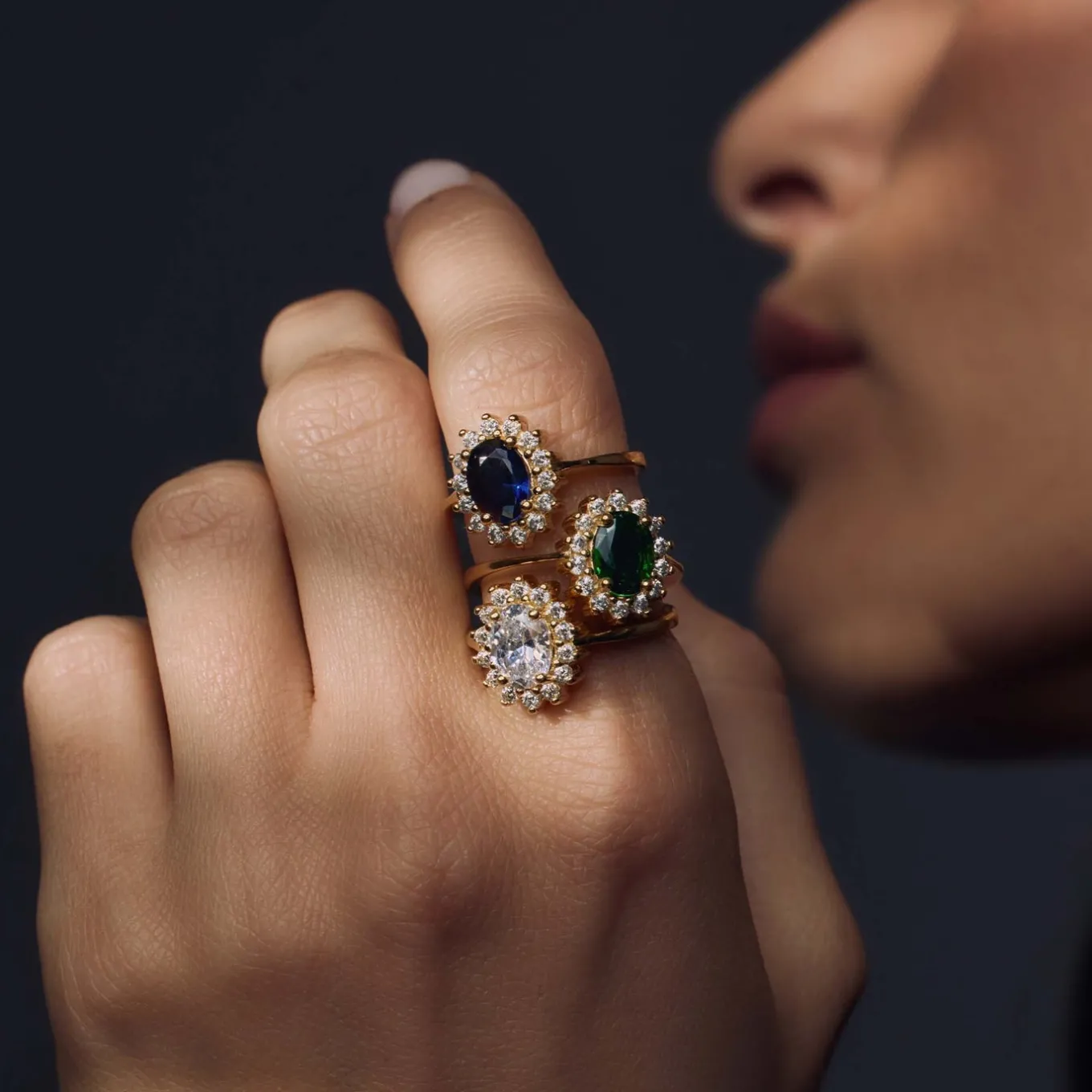 mia_colore_azure__sterlin_3-4.webp Mia Colore Azure 925 sterling zilver gold plated ring met blauwe zirkonia steen