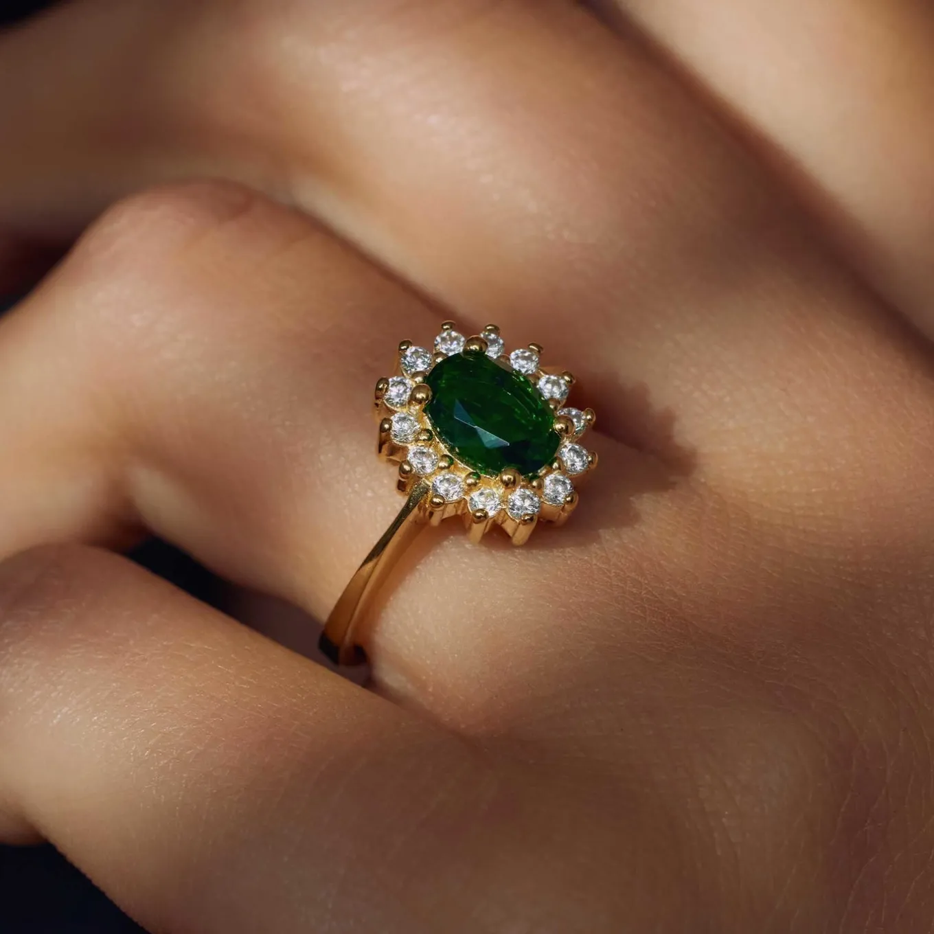 mia_colore_verdi__sterlin_1-4.webp Mia Colore Verdi 925 sterling zilver gold plated ring met groene zirkonia steen