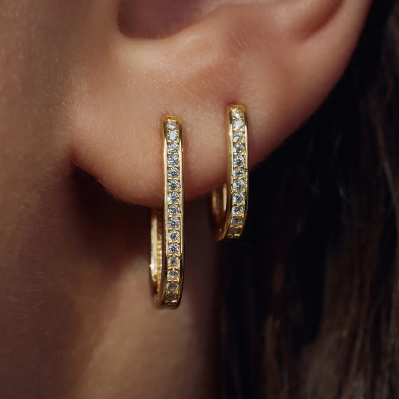 sorprendimi__sterling_zil_2-43.webp Sorprendimi 925 sterling zilver gold plated oorbellen bezet met zirkonia steentjes